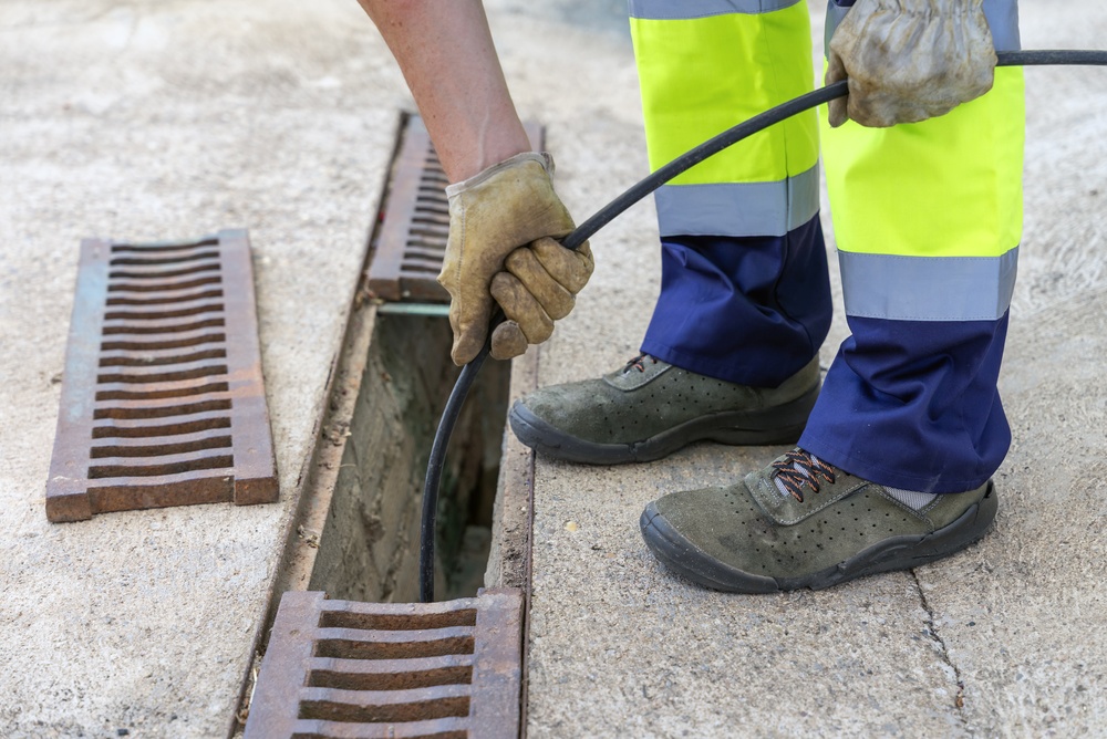 Who provides professional jet drain plumbing?